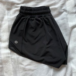 lululemon hotty hot low-rise lined short 2.5”